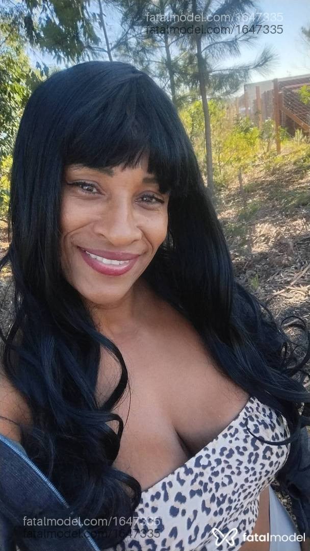 Acompanhante mulher morena (o) de olhos castanhos - Castellana Caribe
