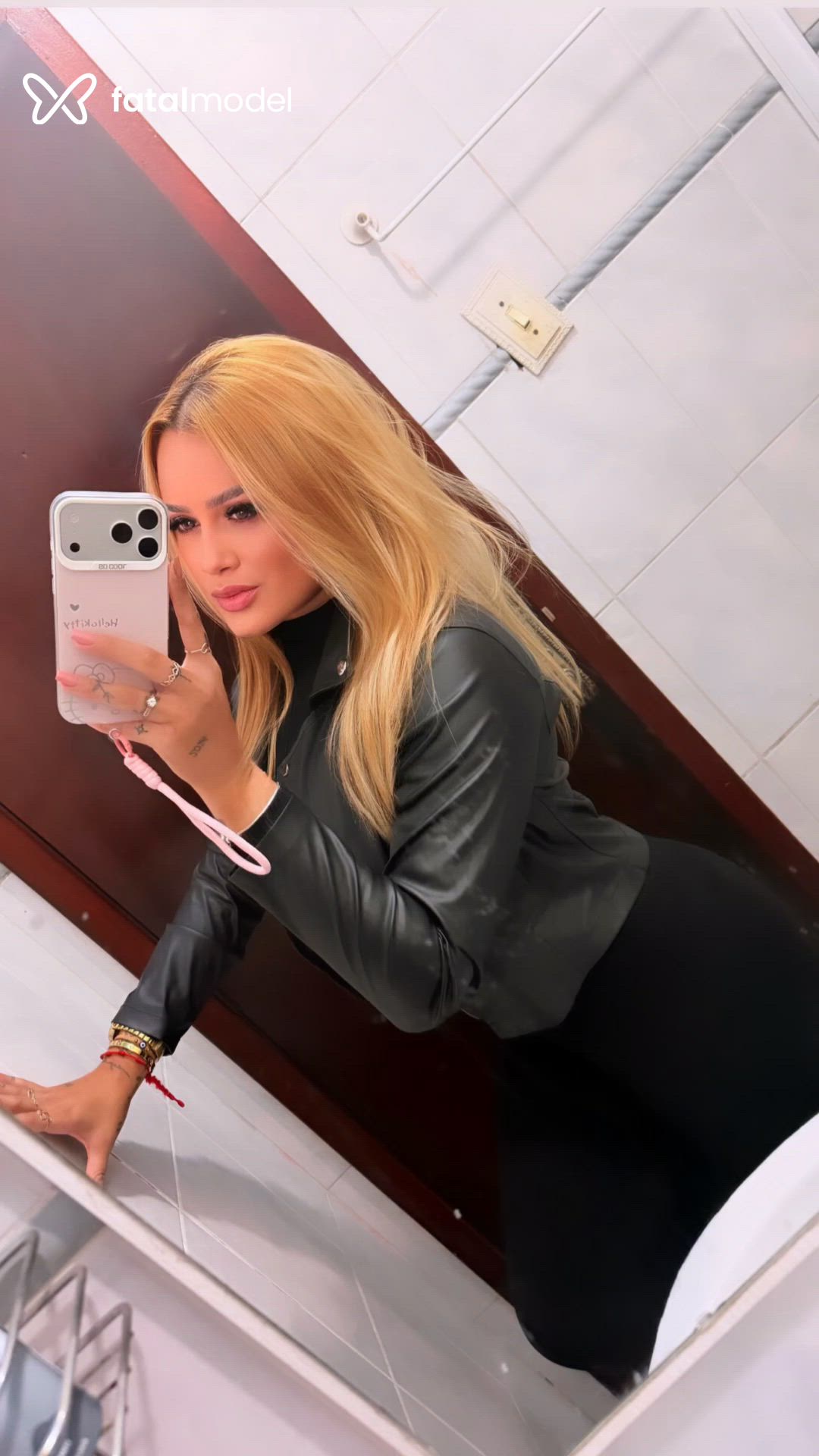 Acompanhante mulher loira (o) de olhos castanhos - Nycole Oliveira