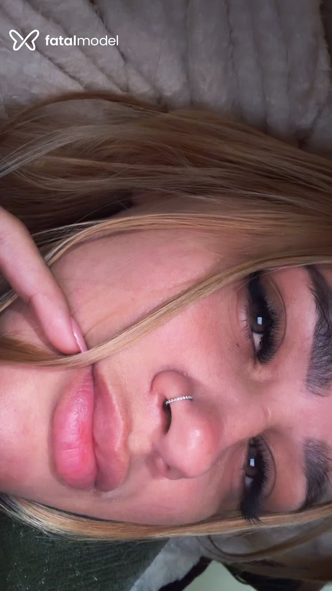 Acompanhante mulher loira (o) de olhos castanhos - Nycole Oliveira