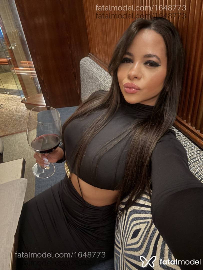 Acompanhante mulher morena (o) de olhos castanhos - Allana