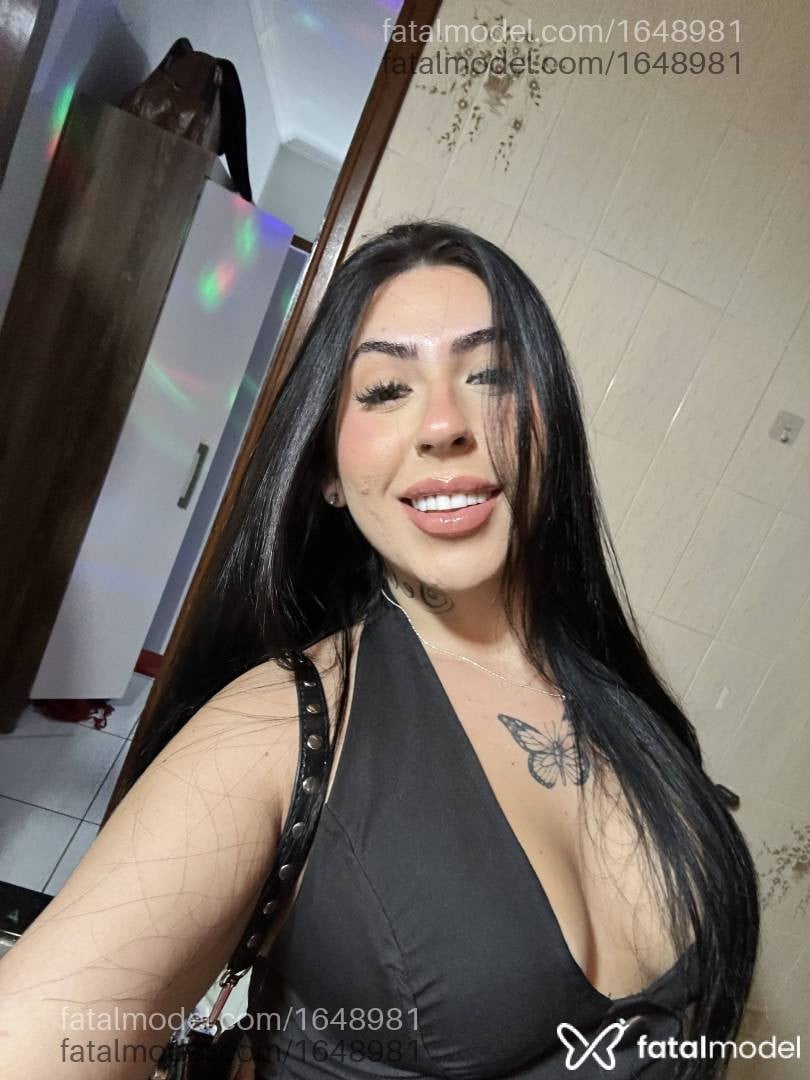 Acompanhante mulher com cabelo castanho de olhos verdes - Bruna Miler