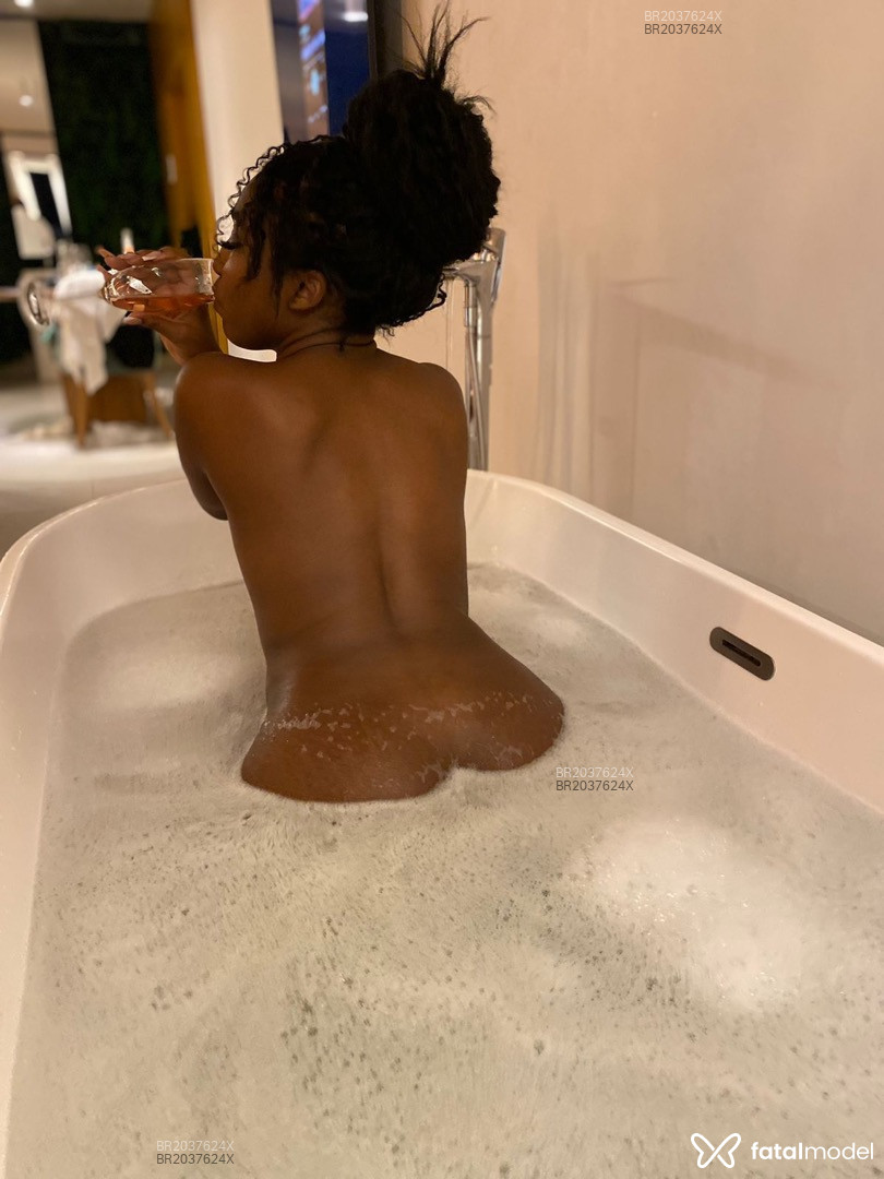 Acompanhante mulher morena (o) de olhos pretos em São Paulo Acompanhante mulher morena (o) de olhos pretos em São Paulo - Izabelle
