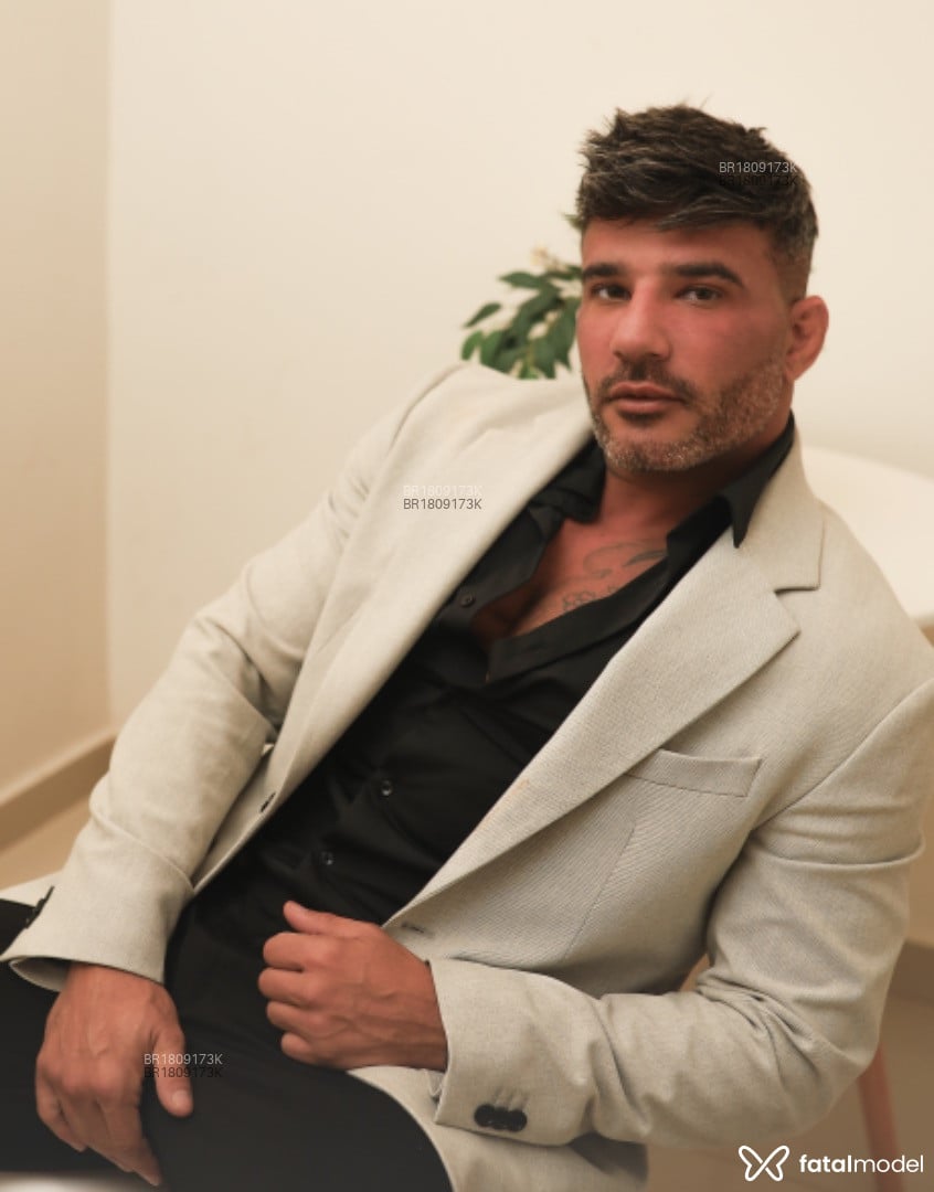 Acompanhante homem com cabelo grisalho de olhos castanhos em Rio de Janeiro - Leonardo
