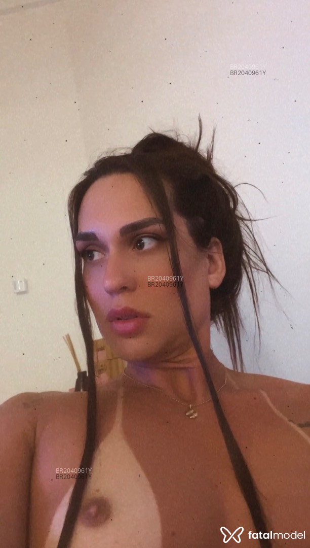 Acompanhante mulher trans com cabelo castanho de olhos castanhos em Campinas - Beeatriz Lins