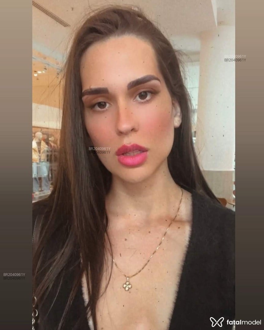 Acompanhante mulher trans com cabelo castanho de olhos castanhos em Campinas - Beeatriz Lins