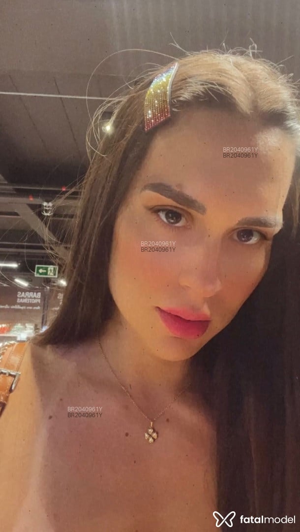 Acompanhante mulher trans com cabelo castanho de olhos castanhos em Campinas - Beeatriz Lins