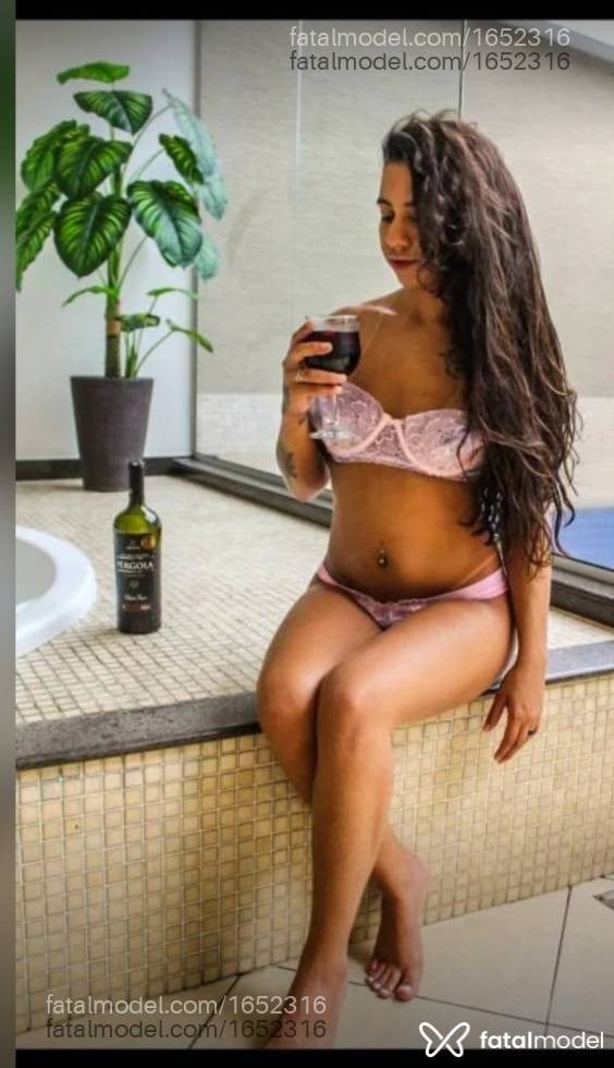 Acompanhante mulher com cabelo castanho de olhos castanhos - Amora anjos