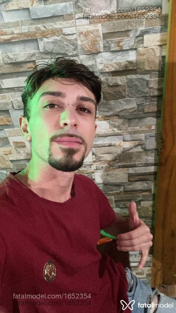 Acompanhante homem com cabelo castanho de olhos castanhos em Florianópolis - Piter Capelec