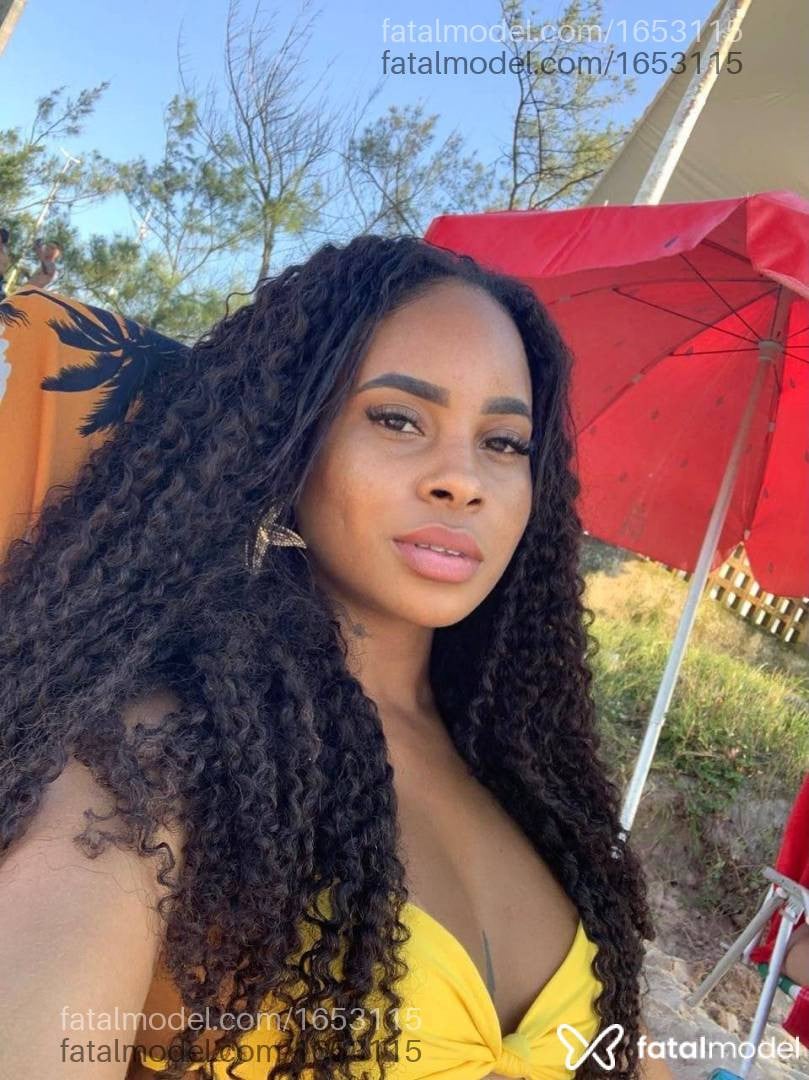 Acompanhante mulher com cabelo castanho de olhos castanhos - Brenda monteiro