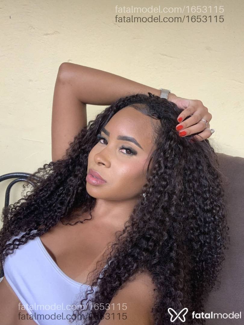 Acompanhante mulher com cabelo castanho de olhos castanhos - Brenda monteiro