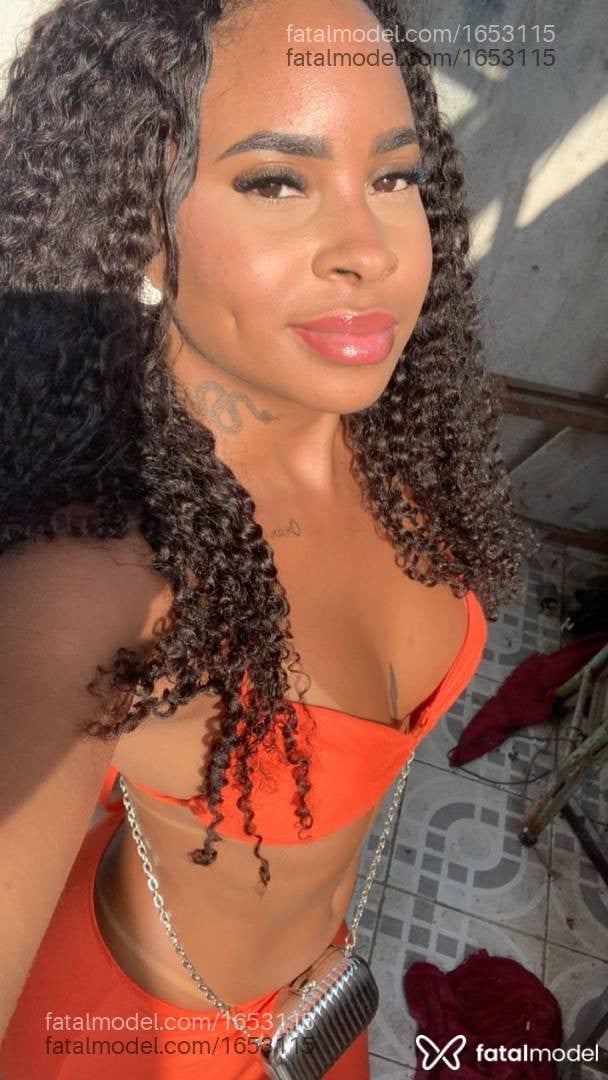 Acompanhante mulher com cabelo castanho de olhos castanhos - Brenda monteiro