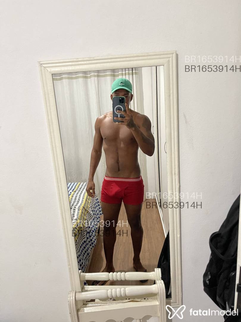 Acompanhante homem com cabelo castanho de olhos pretos em Rio de Janeiro - David