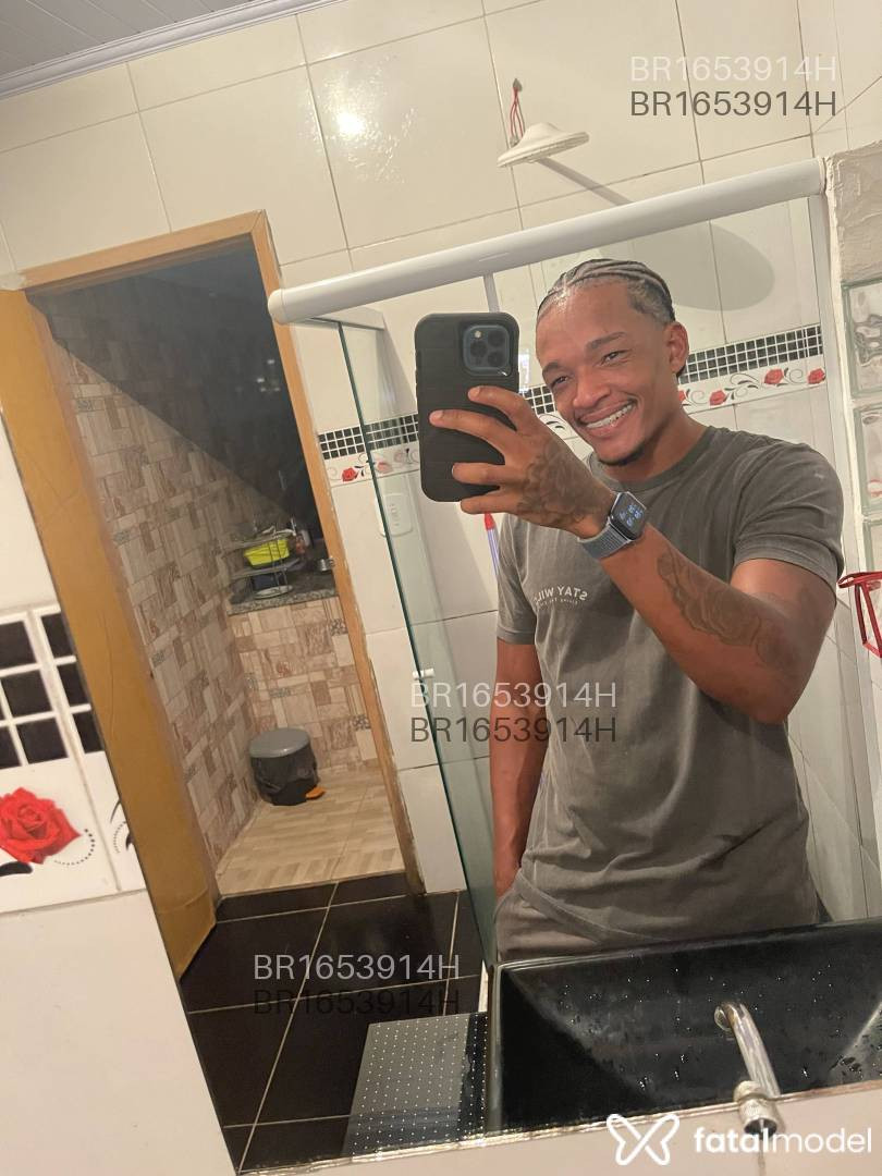 Acompanhante homem com cabelo castanho de olhos pretos em Rio de Janeiro - David