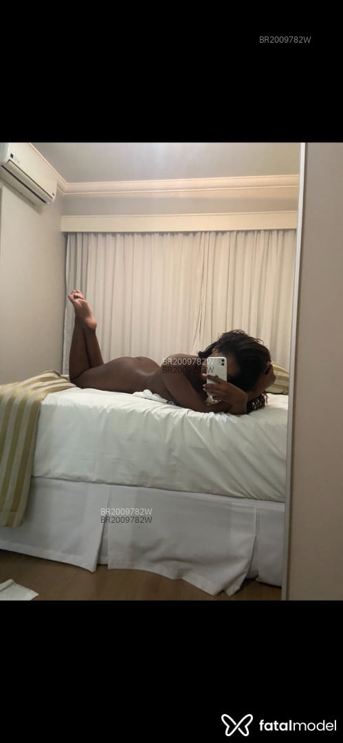 Acompanhante mulher com cabelo castanho de olhos pretos em Balneário Camboriú - Mari