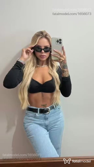 Acompanhante mulher loira (o) de olhos castanhos - Mariah