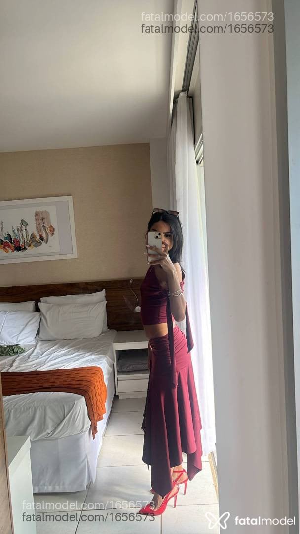 Acompanhante mulher morena (o) de olhos pretos - Lily