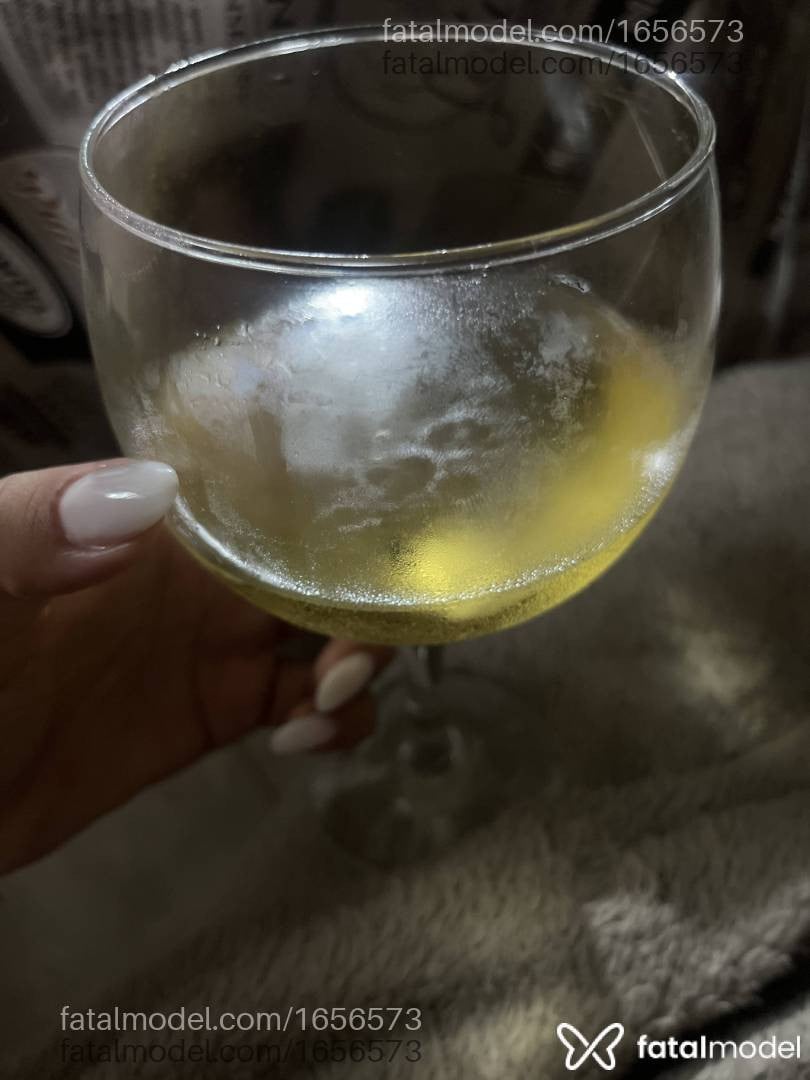 Acompanhante mulher morena (o) de olhos pretos - Lily