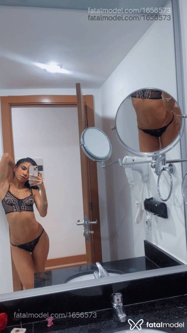 Acompanhante mulher morena (o) de olhos pretos - Lily