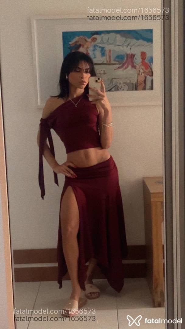 Acompanhante mulher morena (o) de olhos pretos - Lily