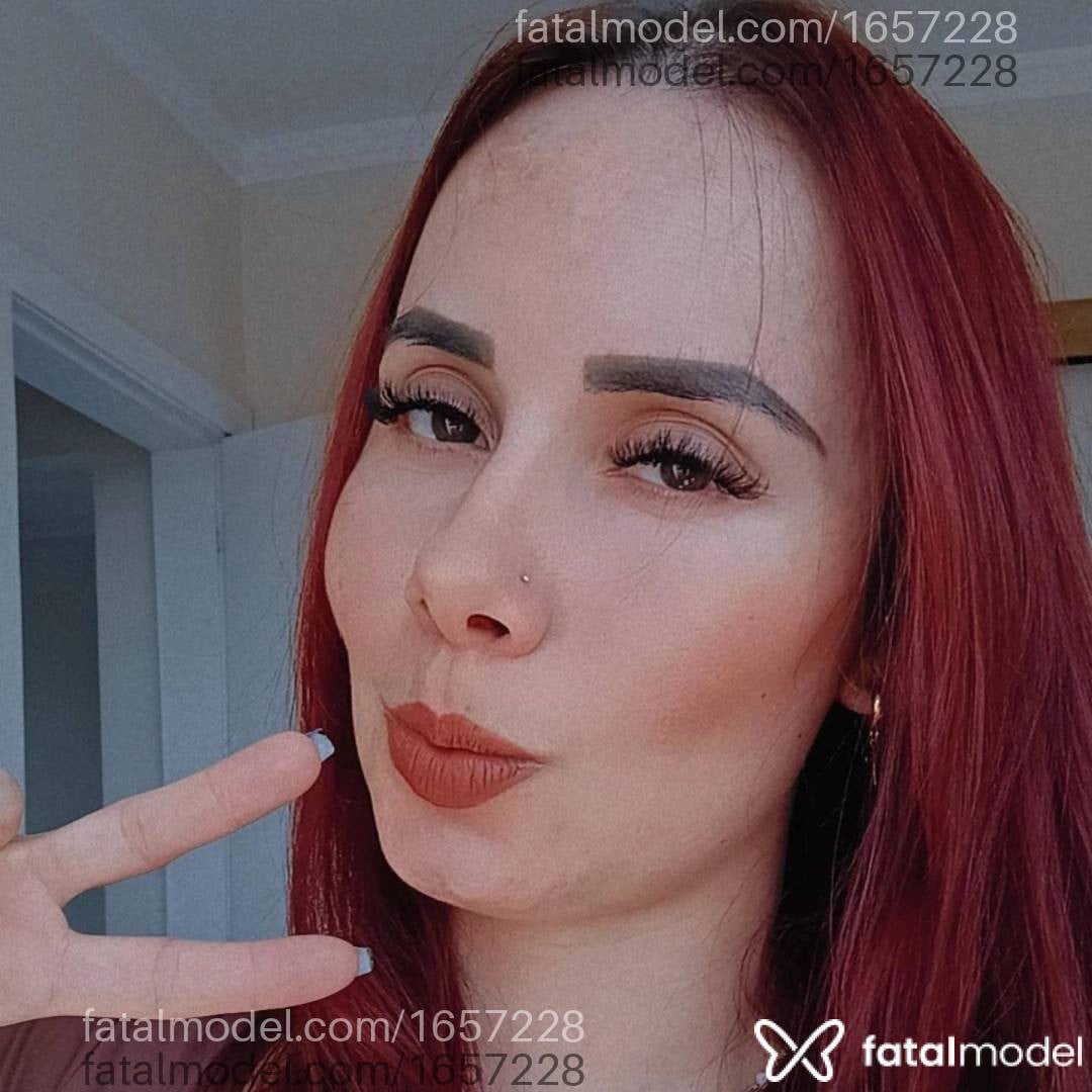 Acompanhante mulher ruiva (o) de olhos castanhos - Luísa Moretti