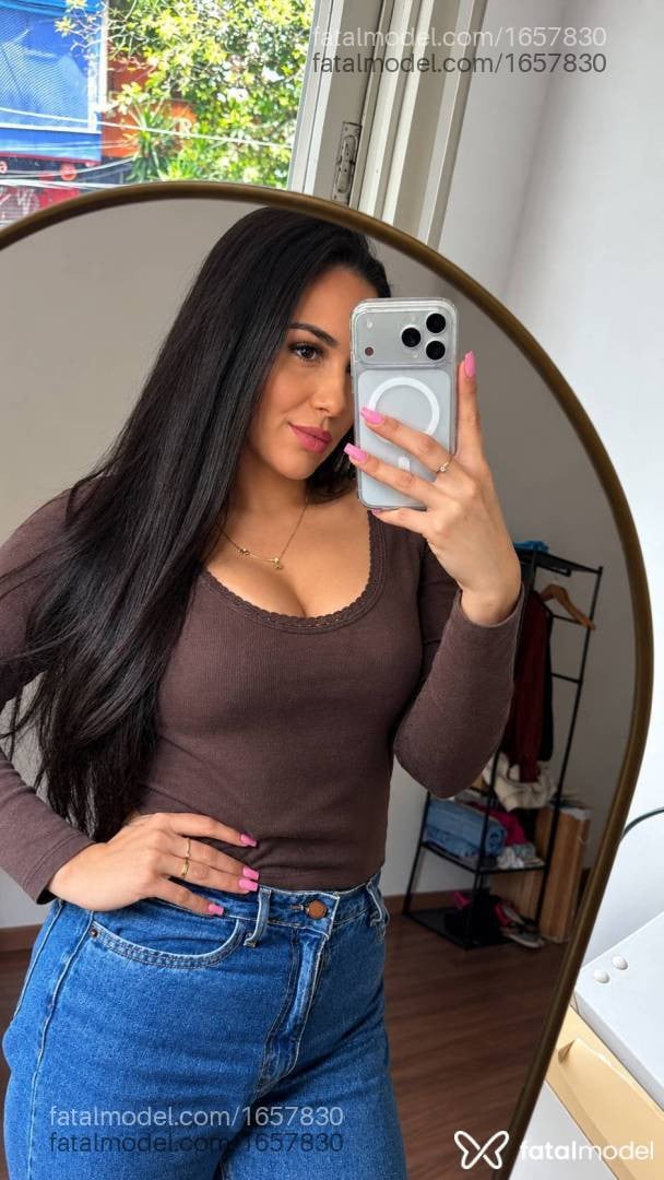 Acompanhante mulher com cabelo castanho de olhos castanhos - Raquel Müller