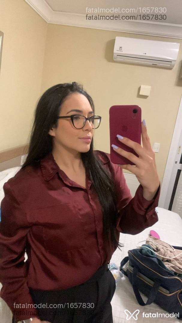 Acompanhante mulher com cabelo castanho de olhos castanhos - Raquel Müller