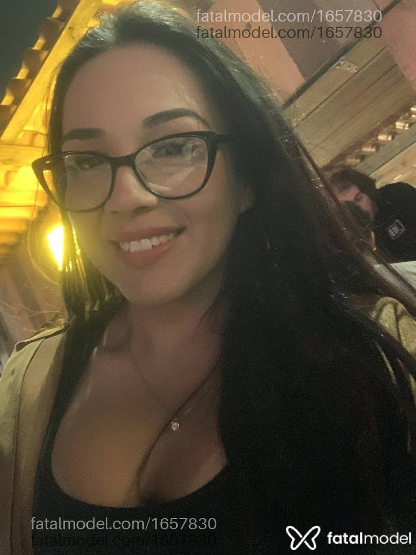 Acompanhante mulher com cabelo castanho de olhos castanhos - Raquel Müller