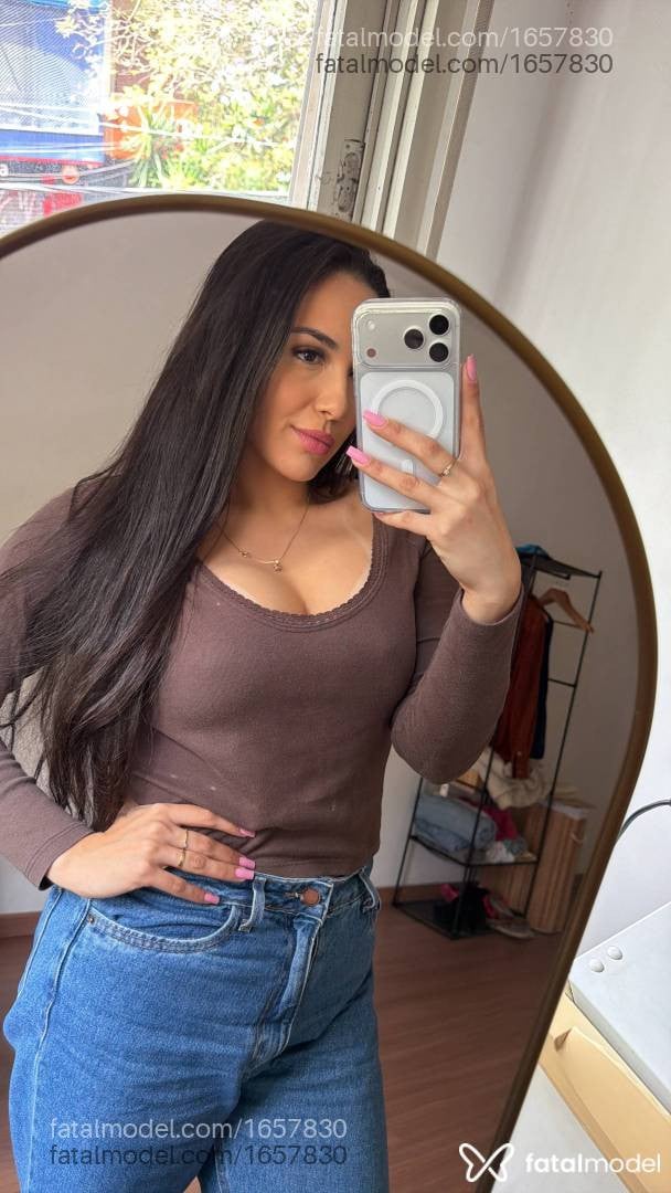 Acompanhante mulher com cabelo castanho de olhos castanhos - Raquel Müller