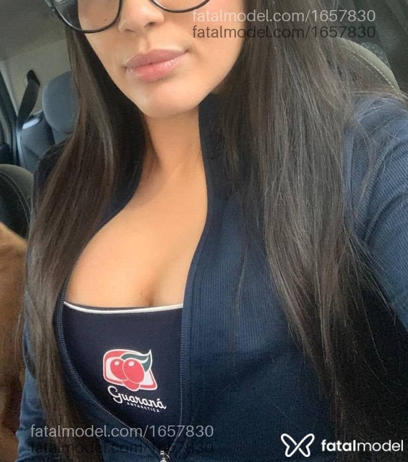 Acompanhante mulher com cabelo castanho de olhos castanhos em Porto Alegre - Raquel Müller