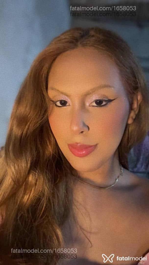 Acompanhante mulher trans ruiva (o) de olhos castanhos - alicy