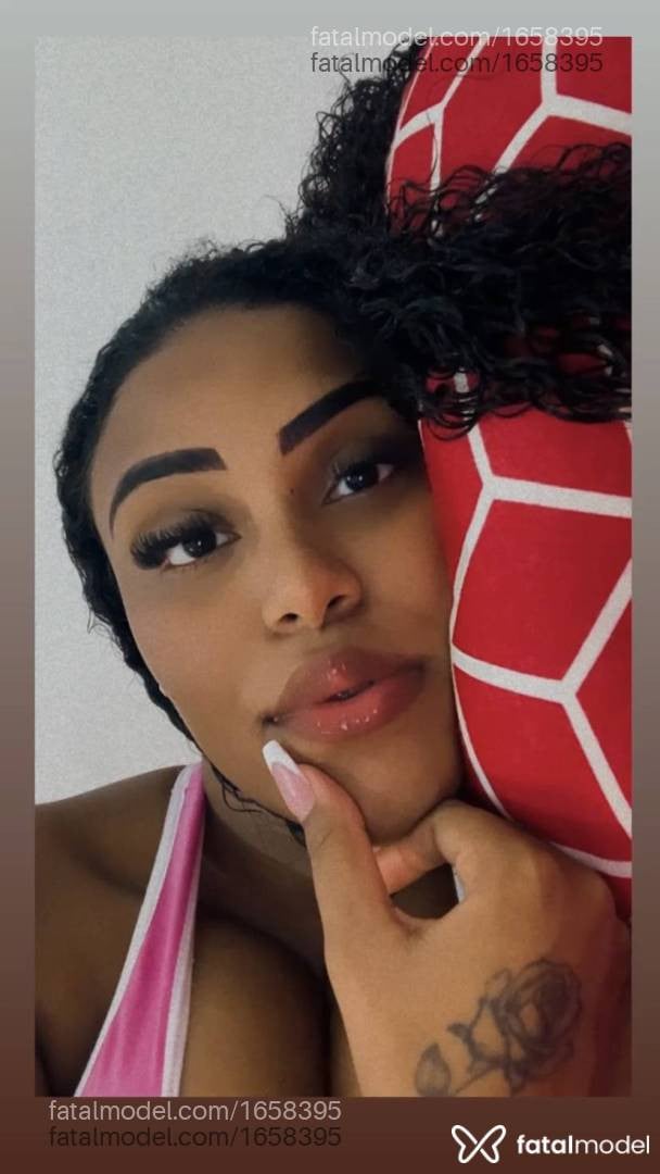 Acompanhante mulher morena (o) de olhos pretos - Priscila