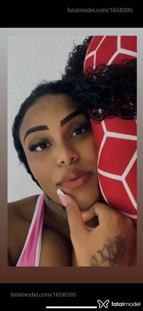 Acompanhante mulher morena (o) de olhos pretos - Priscila