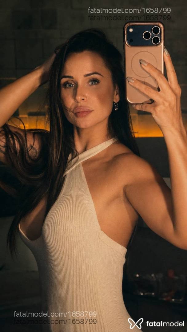 Acompanhante mulher com cabelo castanho de olhos verdes - Helena