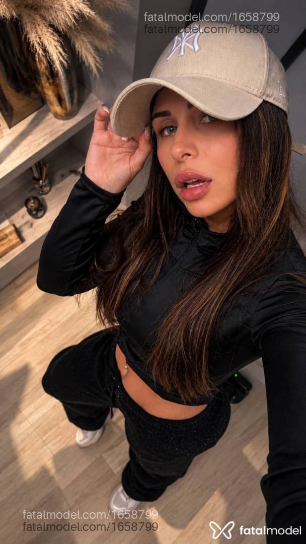 Acompanhante mulher com cabelo castanho de olhos verdes - Helena