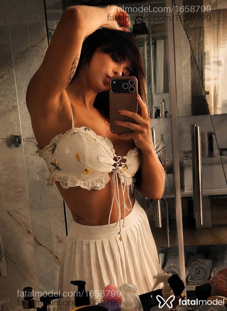Acompanhante mulher com cabelo castanho de olhos verdes - Helena