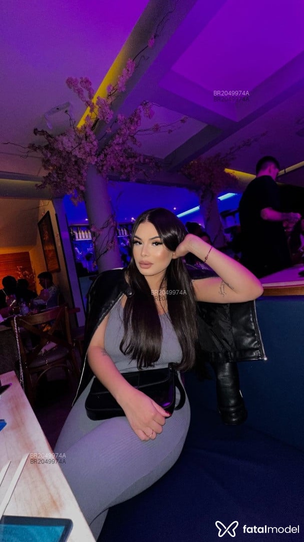 Acompanhante mulher com cabelo castanho de olhos pretos - Melyssa