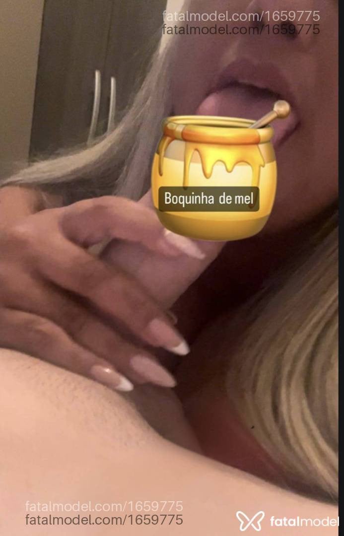 Acompanhante mulher loira (o) de olhos pretos - Kariny Barone