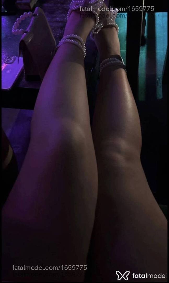 Acompanhante mulher loira (o) de olhos pretos - Kariny Barone
