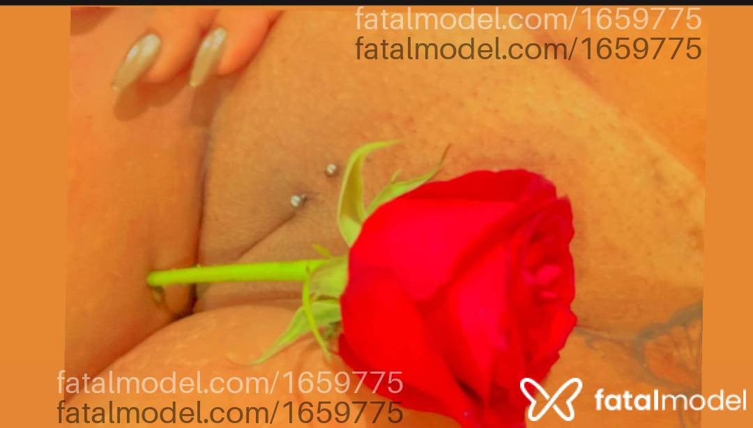 Acompanhante mulher loira (o) de olhos pretos - Kariny Barone