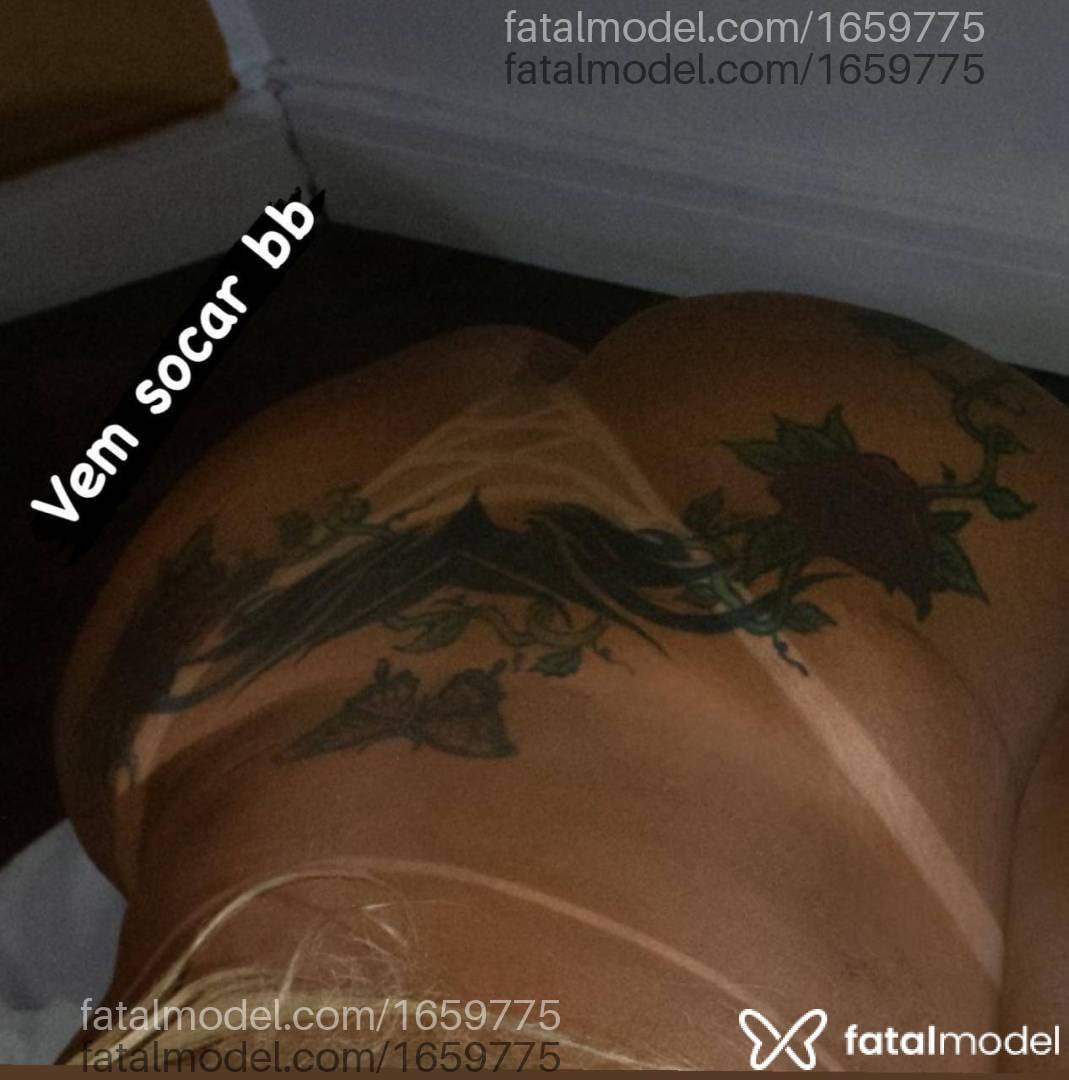 Acompanhante mulher loira (o) de olhos pretos - Kariny Barone