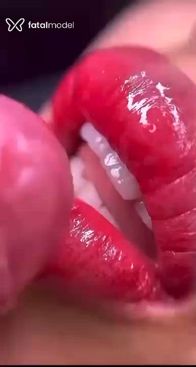 Acompanhante mulher loira (o) de olhos pretos - Kariny Barone