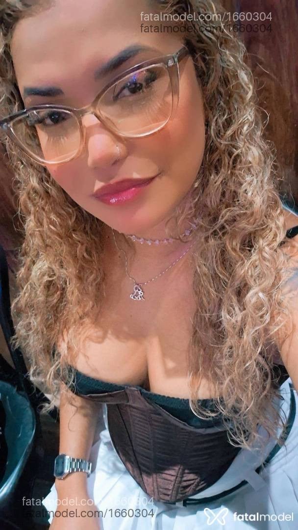 Acompanhante mulher loira (o) de olhos castanhos - Yara