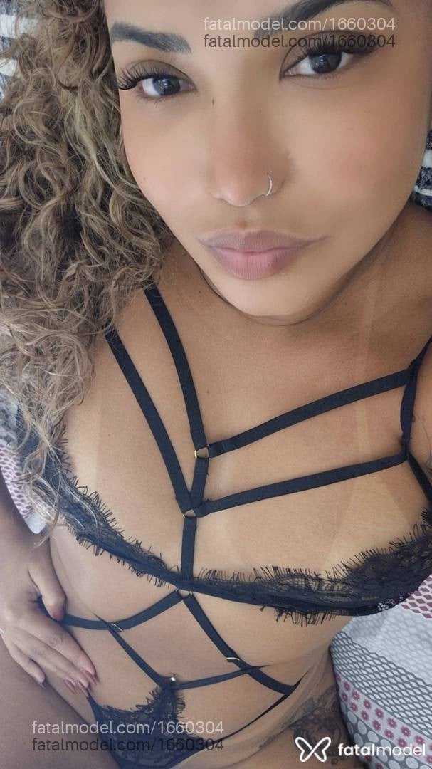 Acompanhante mulher loira (o) de olhos castanhos - Yara