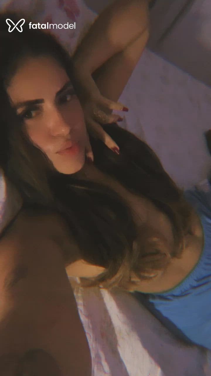 Acompanhante mulher com cabelo colorido de olhos castanhos - Letícia