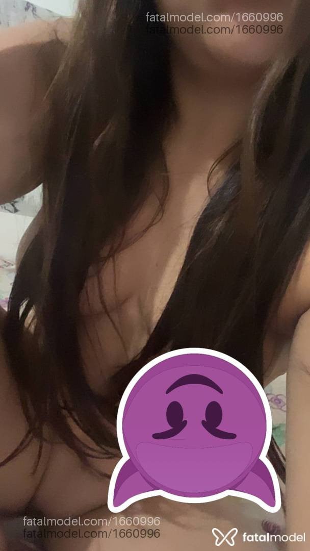 Acompanhante mulher com cabelo colorido de olhos castanhos - Letícia