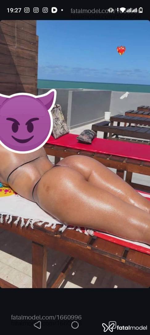 Acompanhante mulher com cabelo colorido de olhos castanhos - Letícia