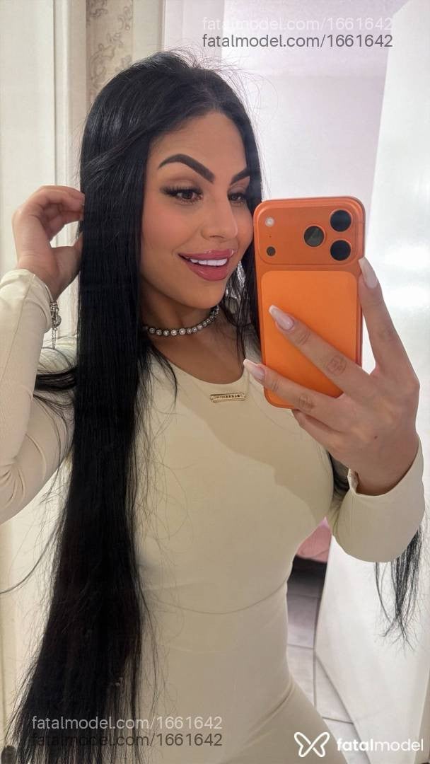Acompanhante mulher morena (o) de olhos castanhos - Larissa menegazzi