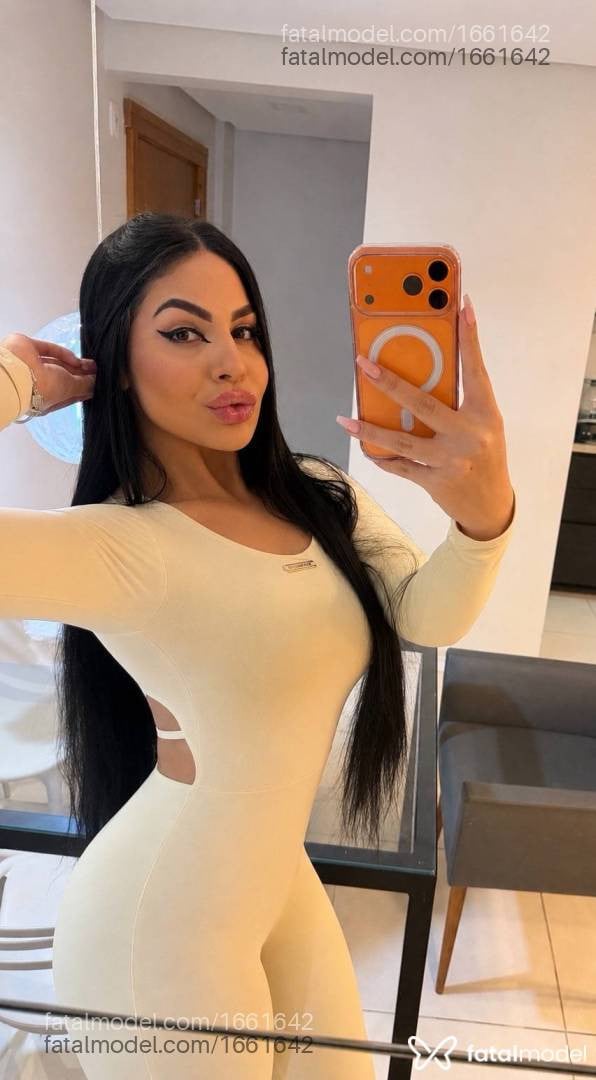 Acompanhante mulher morena (o) de olhos castanhos - Larissa menegazzi