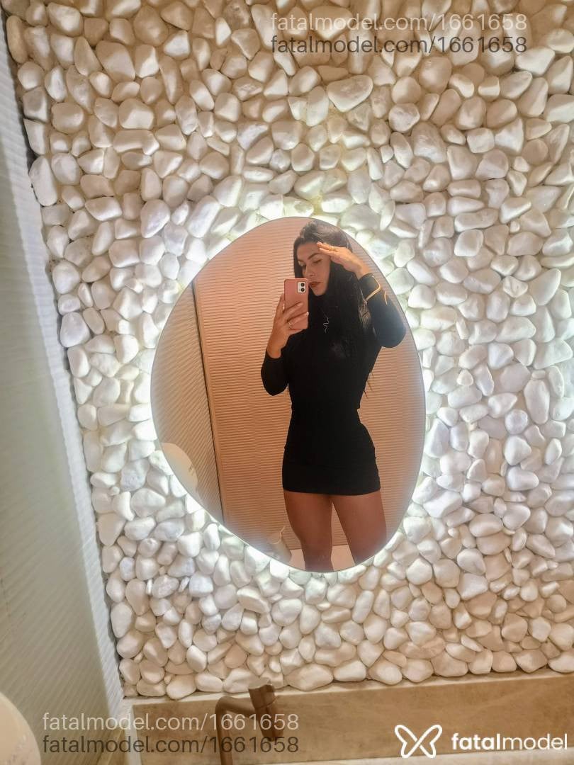 Acompanhante mulher trans com cabelo castanho de olhos pretos - Mile Santanna