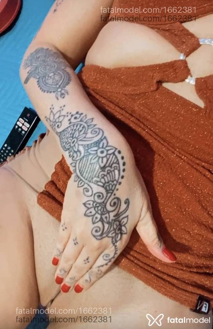 Acompanhante mulher loira (o) de olhos castanhos - Carla